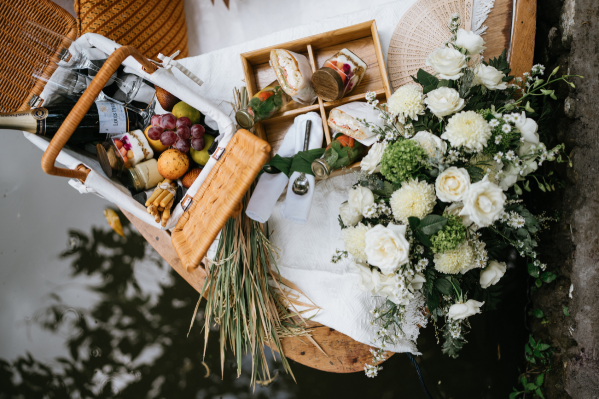 Romantic picnic on the boat in Tanah Gajah Ubud with jungle view